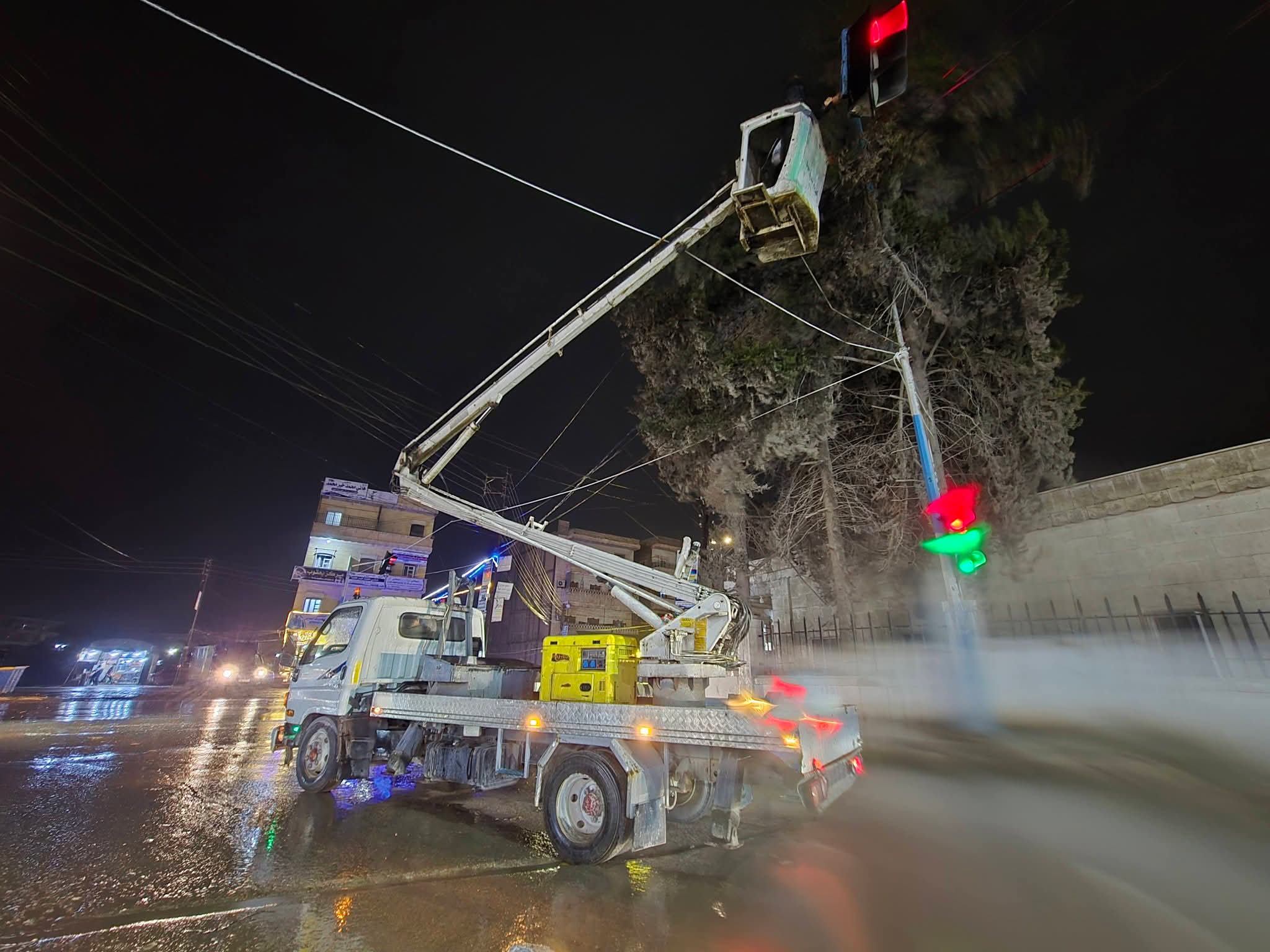 أعمال صيانة وإصلاح إشارات المرور